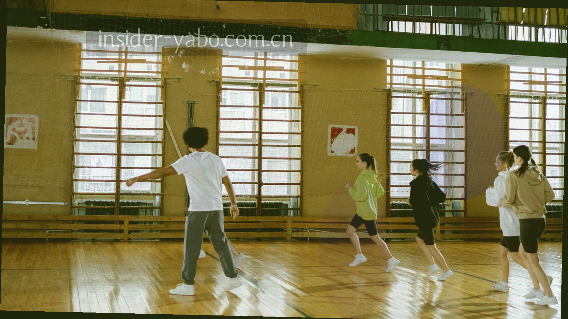 赛场光影与数据流叠加的监控画面
